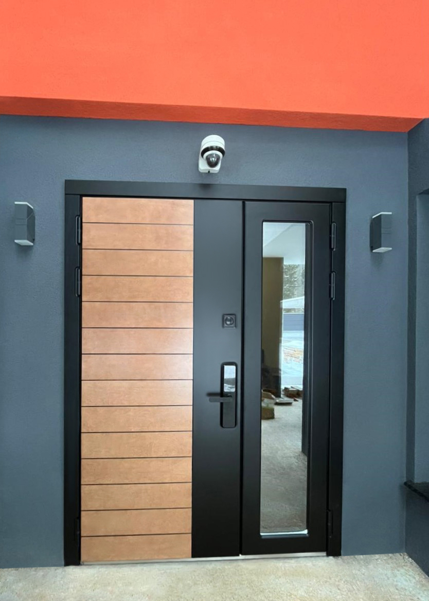 Дверь в дом для широкого проема