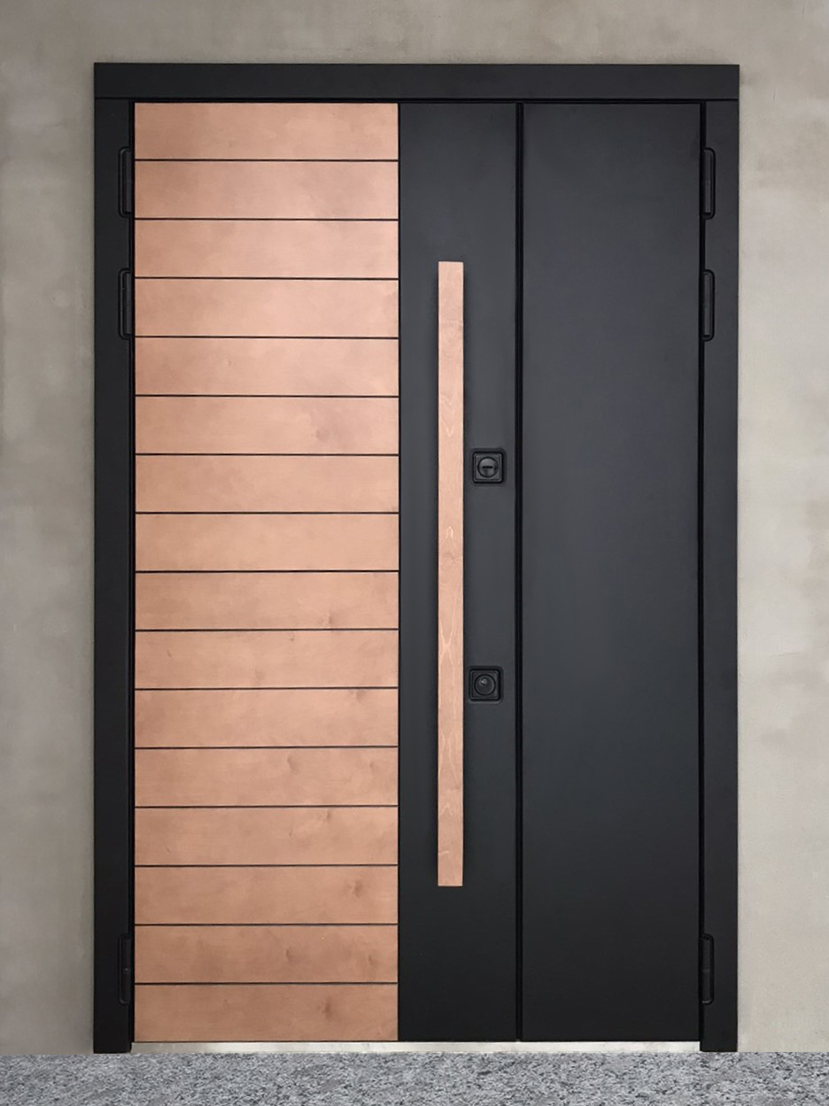 Двупольная дверь с отделкой из дерева