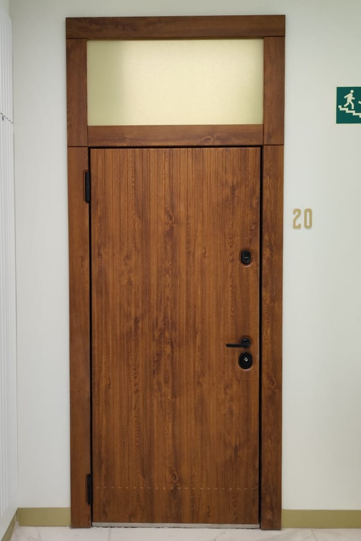 Входная дверь для высокого проема