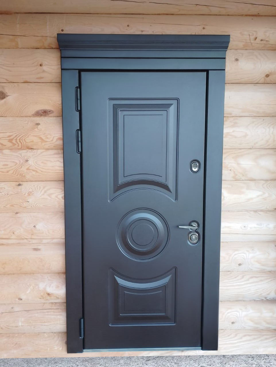 Входная дверь в фирменной отделке